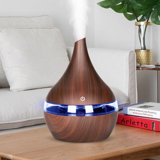 Holzoptik Luftbefeuchter mit LED-Licht auf Tisch, modernes Design, Wohnzimmer-Dekoration.