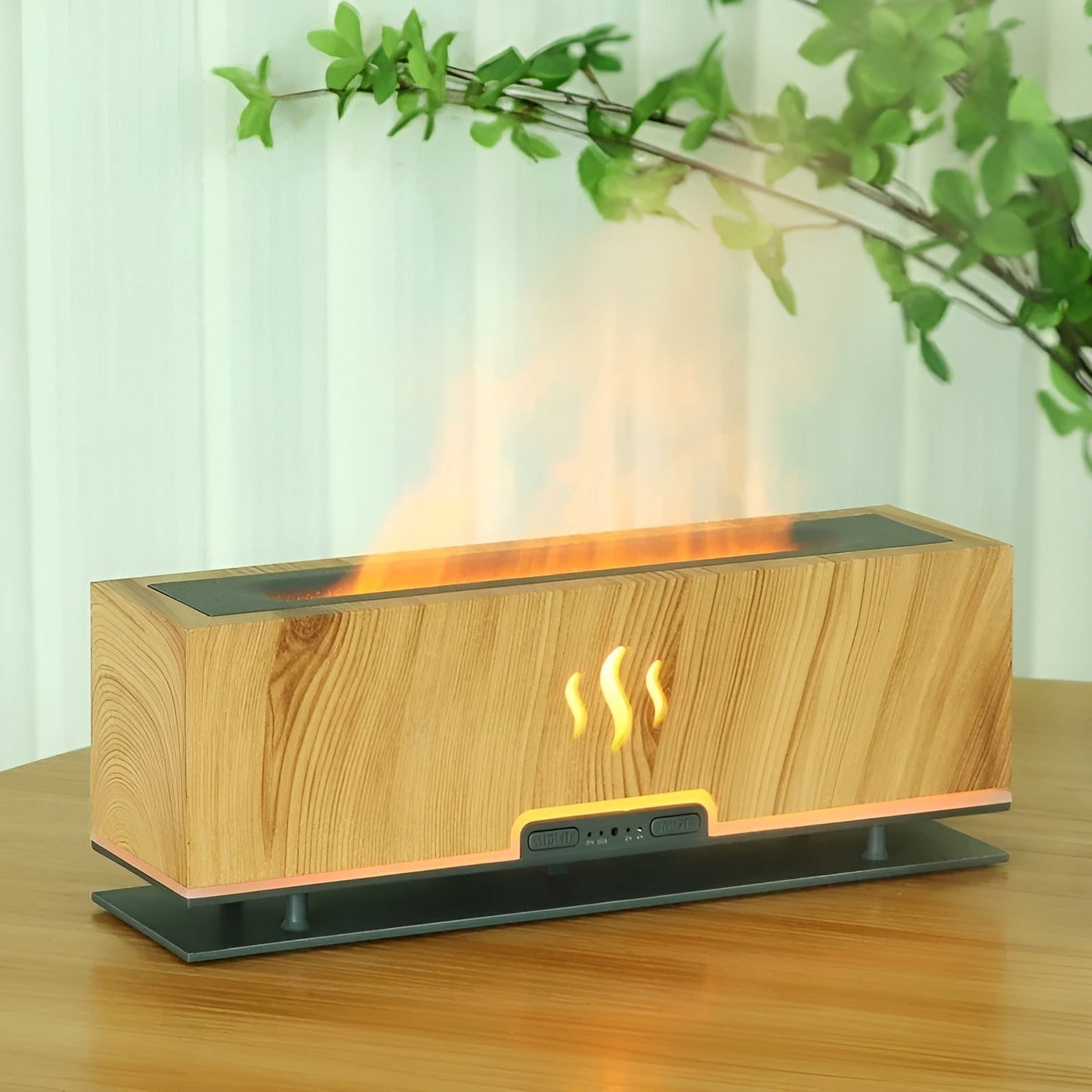 Holzoptik Luftbefeuchter mit LED-Flammen, rechteckig, modern, auf Holztisch, Zimmerpflanze.
