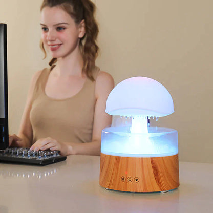 Luftbefeuchter Holzoptik LED-Licht, modern, auf Schreibtisch neben Frau, stilvolles Design.