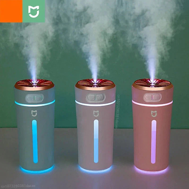 Drei bunte Luftbefeuchter mit LED-Licht und Dampf, modernes Design, für Raumklima.