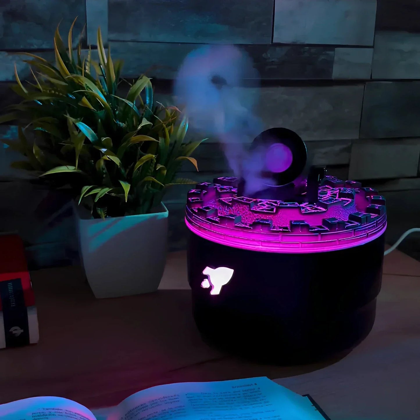 Schwarzer Luftbefeuchter mit lila LED-Licht, Dampf, neben Pflanze auf Holztisch.