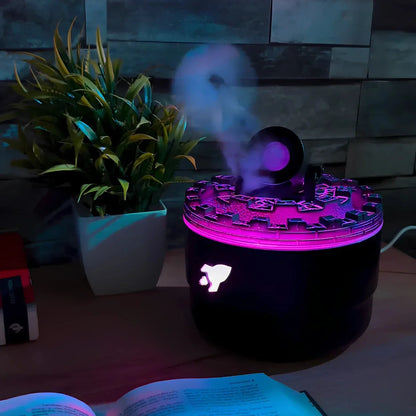 Schwarzer Luftbefeuchter mit lila LED-Licht, Dampf, neben Pflanze auf Holztisch.