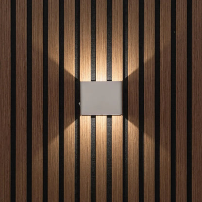 Ljus vägglampa rakt framifrån på träpanel, varmt ljus uppåt och nedåt 6
