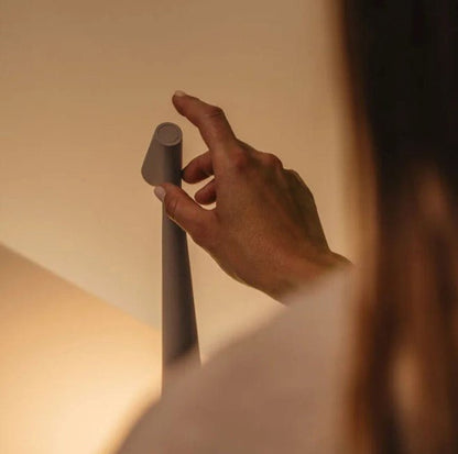 Hand berührt tragbare Tischlampe, modernes Design, beige, minimalistisch, Innenbeleuchtung.