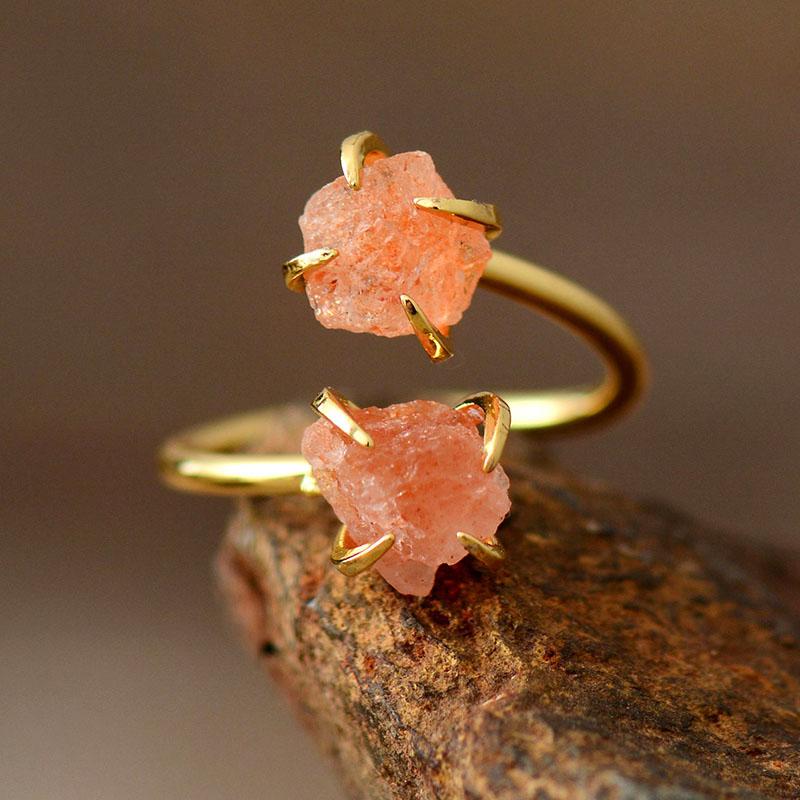 Goldener Damenring mit zwei rosa Edelsteinen, verstellbar, modernes Design, Schmuck.