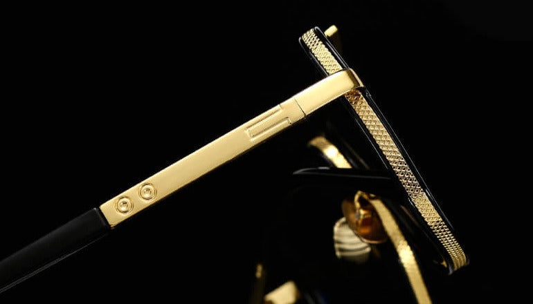 Luxuriöses goldfarbenes Rasiermesser, Metallgriff, elegantes Design, hochwertige Rasur.