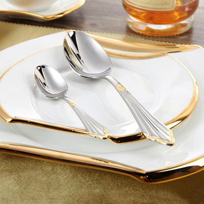 Luxuriöses 24-teiliges Besteckset aus Edelstahl, goldfarben, ideal für feine Abendessen.
