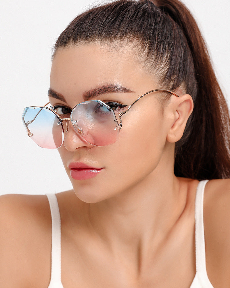 Frau mit luxuriöser Sonnenbrille, Farbverlaufsgläser, modisches Accessoire, Nahaufnahme.