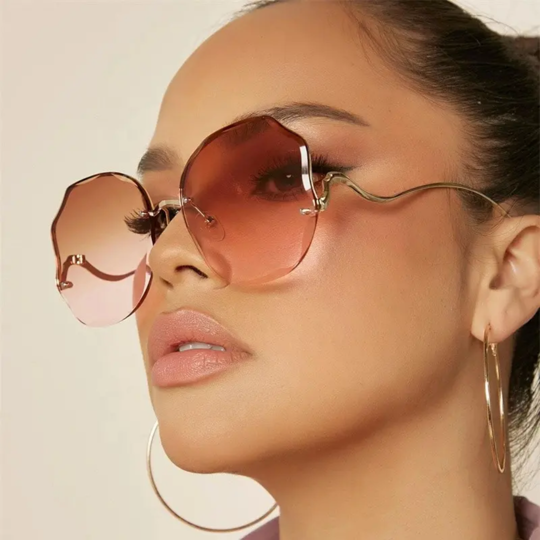 Frau mit luxuriöser, rosafarbener Sonnenbrille, goldene Bügel, modisches Accessoire.