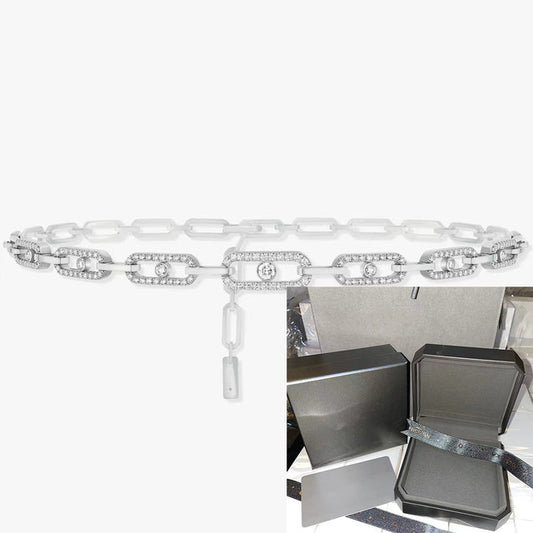 Luxuriöse silberne Halskette mit rechteckigen Gliedern und Schmucksteinen, elegantes Design.