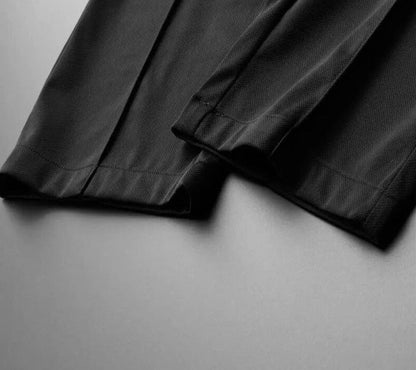 Schwarze Herrenanzughose, luxuriös, elegant, Businessmode, hochwertige Stoffqualität.