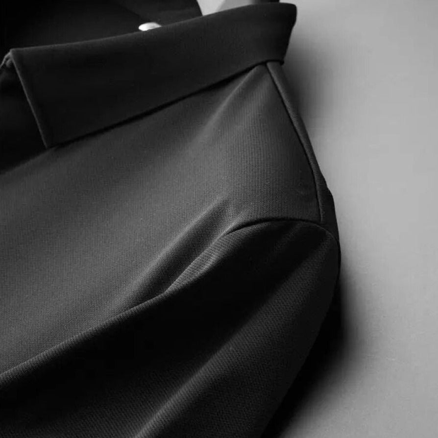 Schwarzes Herrenhemd aus Baumwolle, elegantes Design, Nahaufnahme, luxuriöse Herrenmode.