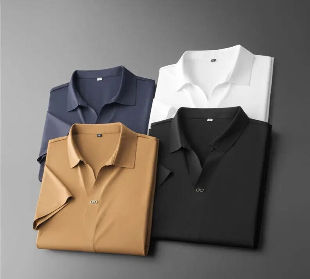 Vier Herrenhemden in Blau, Weiß, Beige und Schwarz, elegant gefaltet auf grauem Hintergrund.