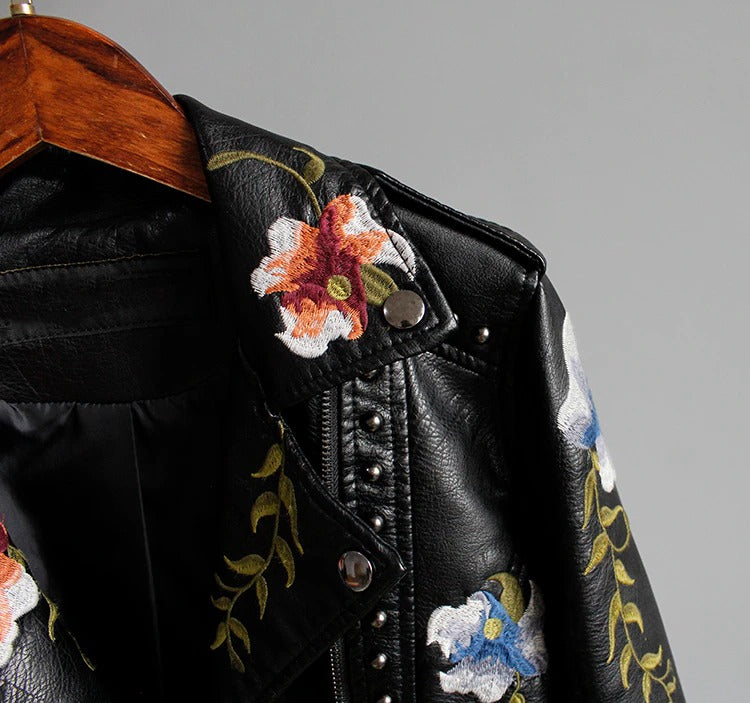 Höstlig broderad damkonstläderjacka i bikerstil – Eleonora