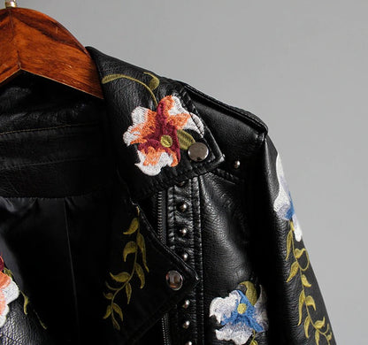 Höstlig broderad damkonstläderjacka i bikerstil – Eleonora