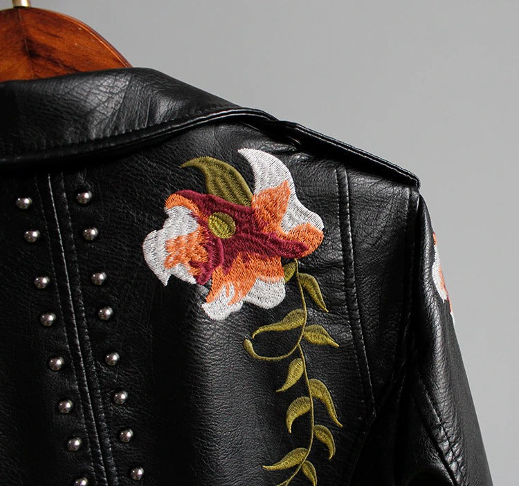 Höstlig broderad damkonstläderjacka i bikerstil – Eleonora