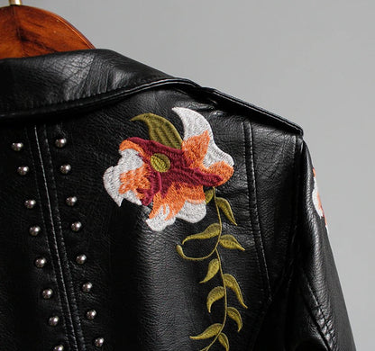 Höstlig broderad damkonstläderjacka i bikerstil – Eleonora