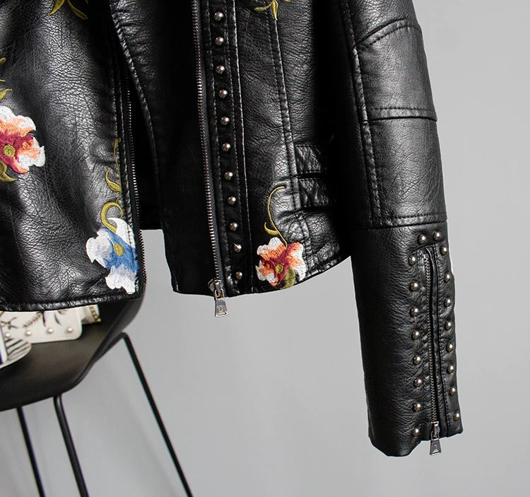 Höstlig broderad damkonstläderjacka i bikerstil – Eleonora