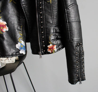 Höstlig broderad damkonstläderjacka i bikerstil – Eleonora