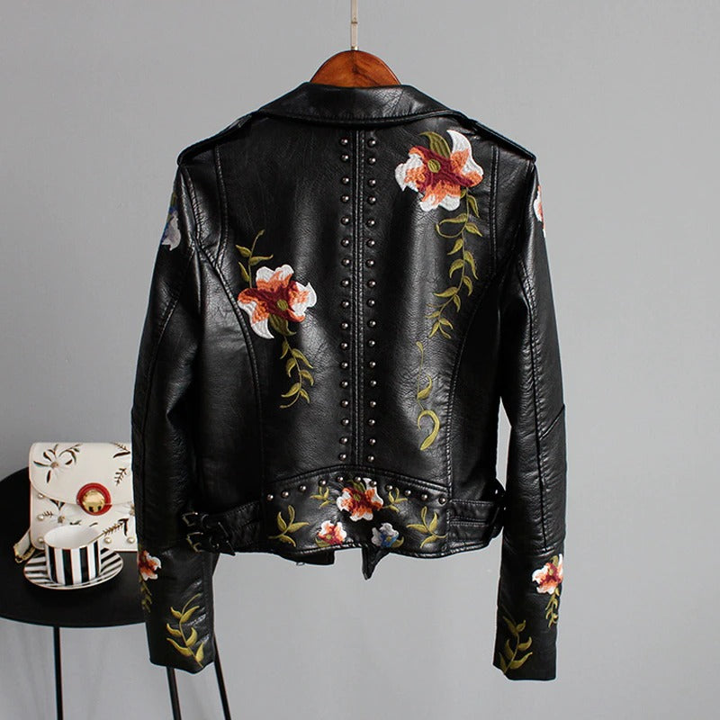 Höstlig broderad damkonstläderjacka i bikerstil – Eleonora