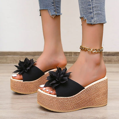 Schwarze Plateau-Sandalen mit Blumen, Damenmode, Sommer, Keilabsatz, Freizeitschuhe.