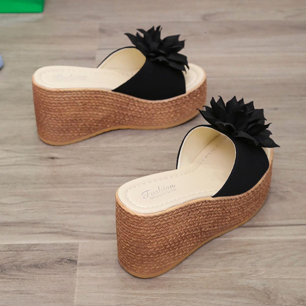 Schwarze Plateau-Sandalen mit Blumenapplikation, geflochtene Sohle, Damenmode, Sommer.
