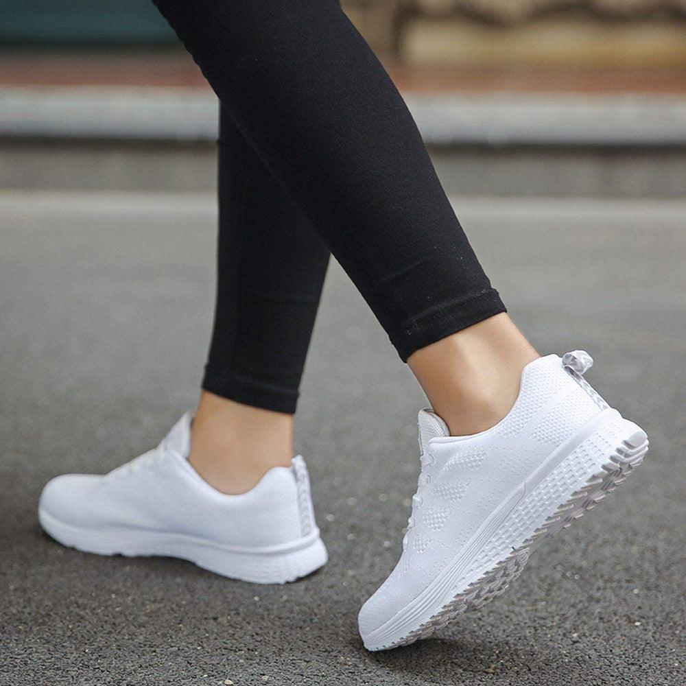 Weiße Damen-Sneaker, atmungsaktiv, rutschfest, ideal für Laufen und Freizeit, Straßenszene.