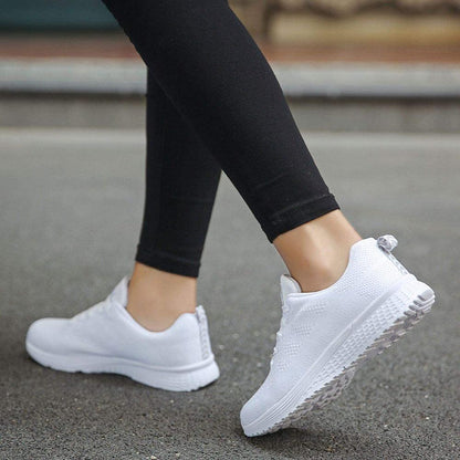 Weiße Damen-Sneaker, atmungsaktiv, rutschfest, ideal für Laufen und Freizeit, Straßenszene.