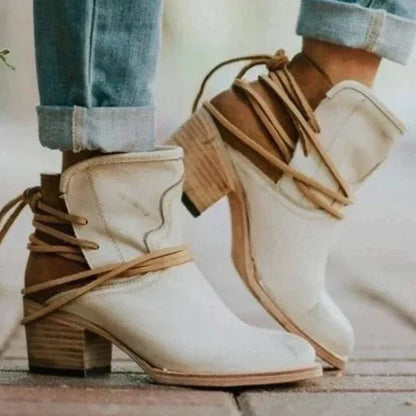 Weiße Lederstiefeletten mit Blockabsatz und Schnürung, Damenmode, lässiger Stil.