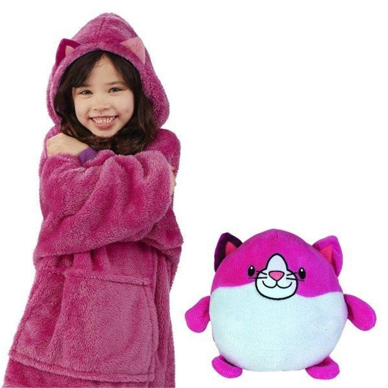 Mädchen in rosa Plüsch-Kapuzenpullover mit Katzenohren, lächelnd, neben Katzen-Plüschtier.