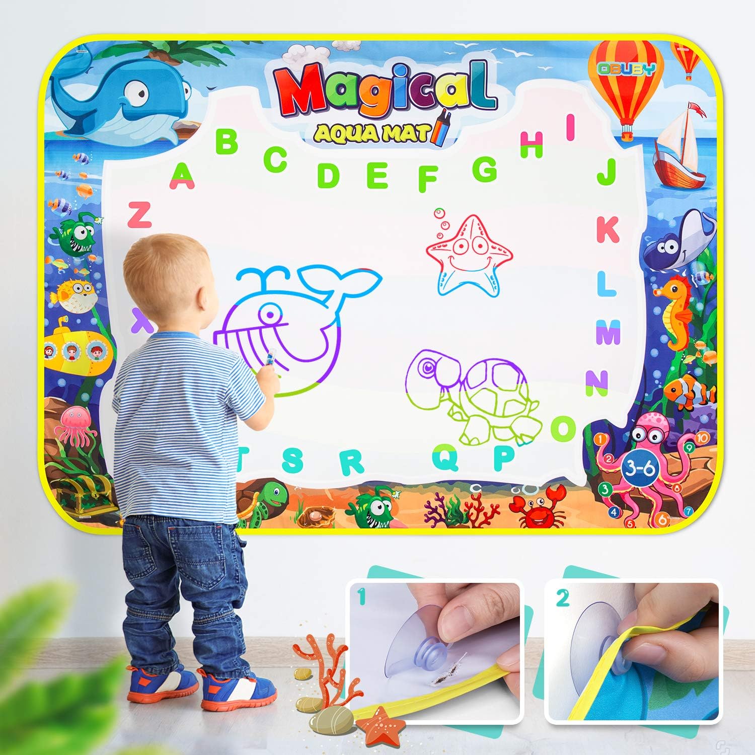 Kleinkind malt auf magischer Aqua-Malmatte, bunte Buchstaben, pädagogisches Spielzeug.
