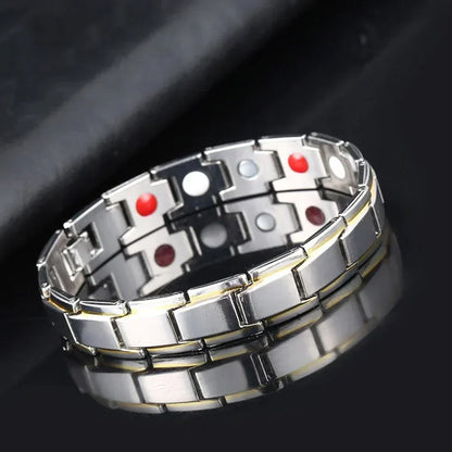 Silbernes Magnetarmband aus Edelstahl mit Gesundheitssteinen, stilvoll und modern.