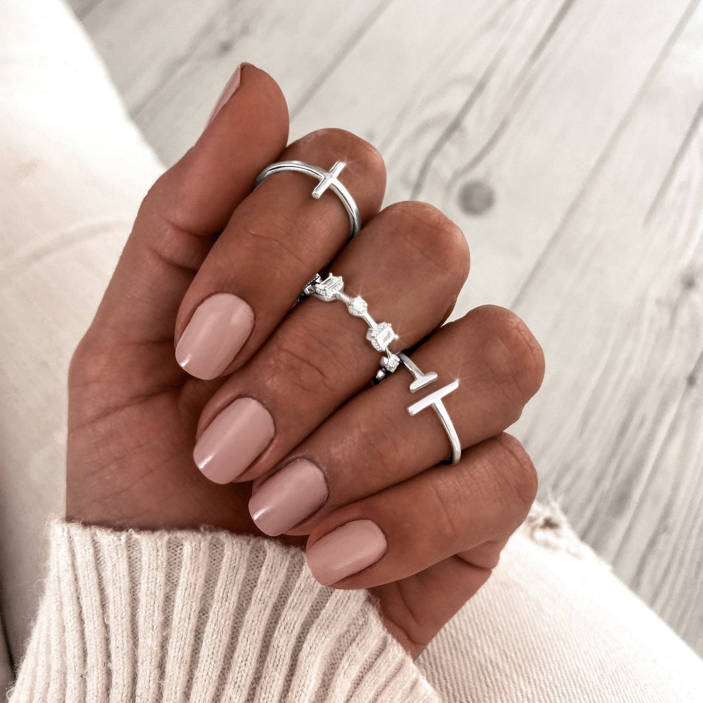 Silberne Magnetringe an Hand, minimalistisches Design, Schmuck für Damen, stilvoll und modern.
