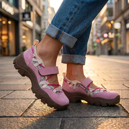 Rosa skor med rutigt skaft och rosa snören bärda med uppvikta jeans på stenlagd gata. 9
