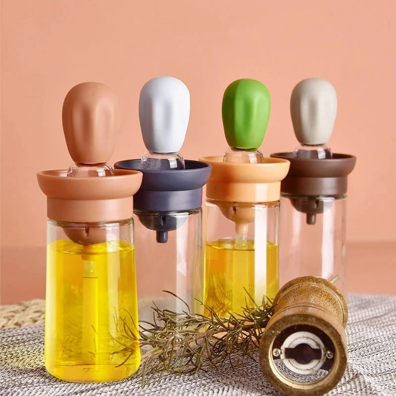 Vier bunte Ölspender aus Glas mit Silikonverschluss auf Tisch, ideal für Küche und Esszimmer.