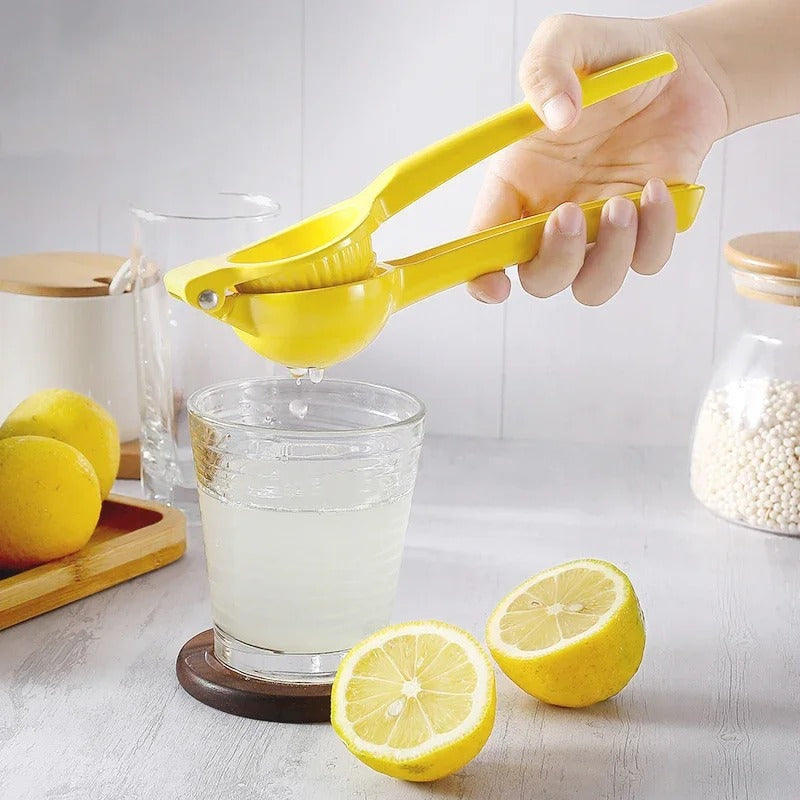 Gelber Zitronenpresse aus Kunststoff, Handpresse, frischer Zitronensaft, Küche, Zitrusfrüchte.
