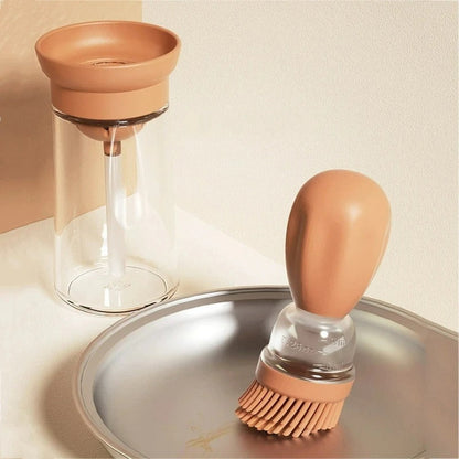 Beige Silikon-Ölspender und Backpinsel-Set auf Metalltablett, Küchenzubehör.