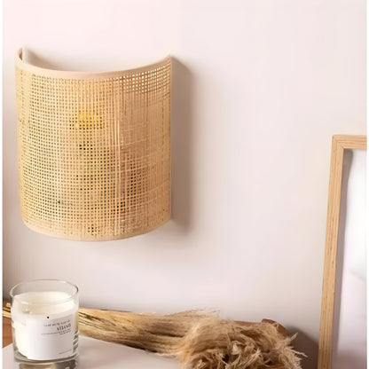Geflochtener Wandkorb aus Rattan, beige, dekorativ, modernes Design, Wohnzimmer-Dekoration.