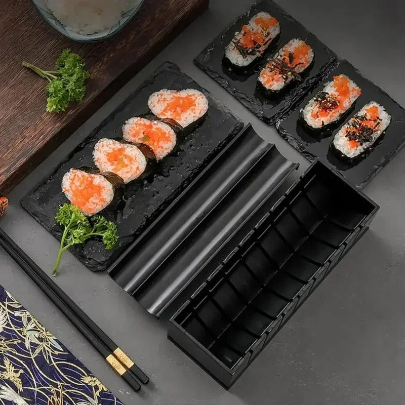 Schwarze Sushi-Matte mit Sushi-Rollen, Lachs, Reis, Algen, Essstäbchen, japanisches Design.