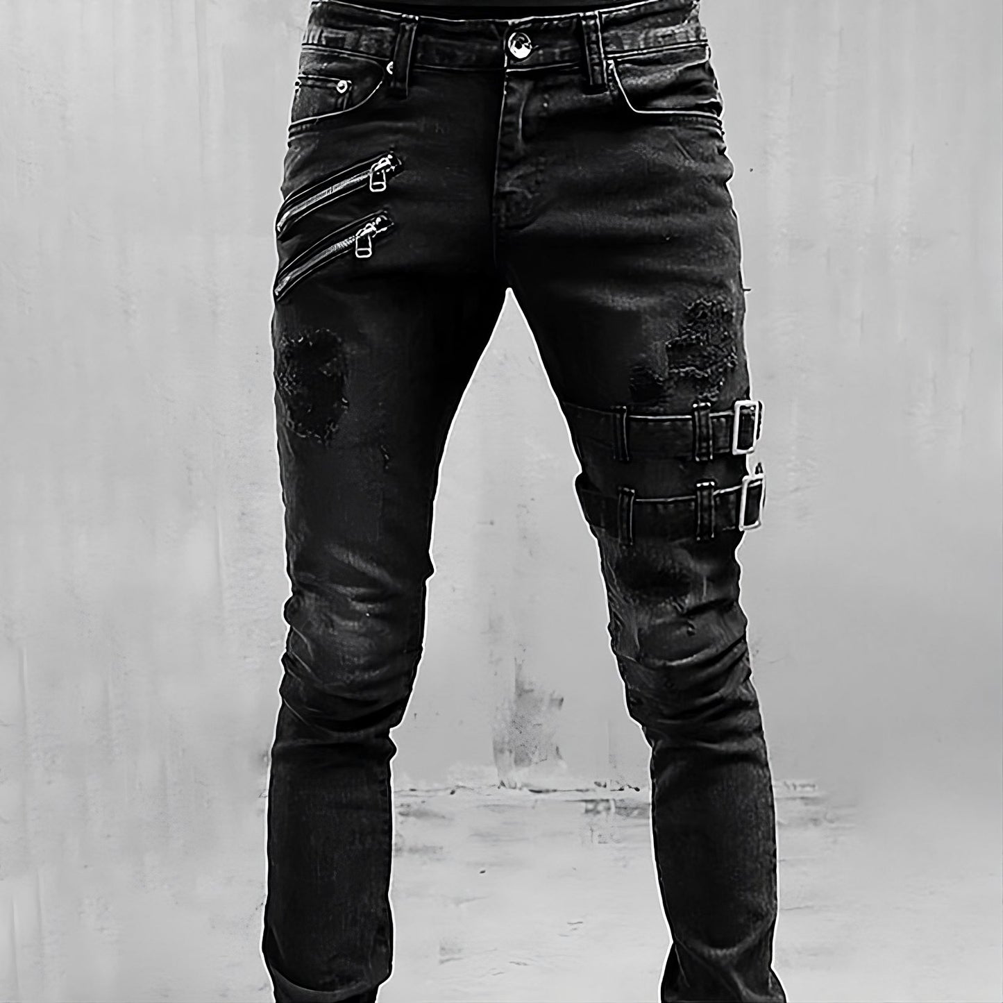 Schwarze Jeans mit Reißverschlüssen und Schnallen, modisch, urbaner Stil, Herrenmode.