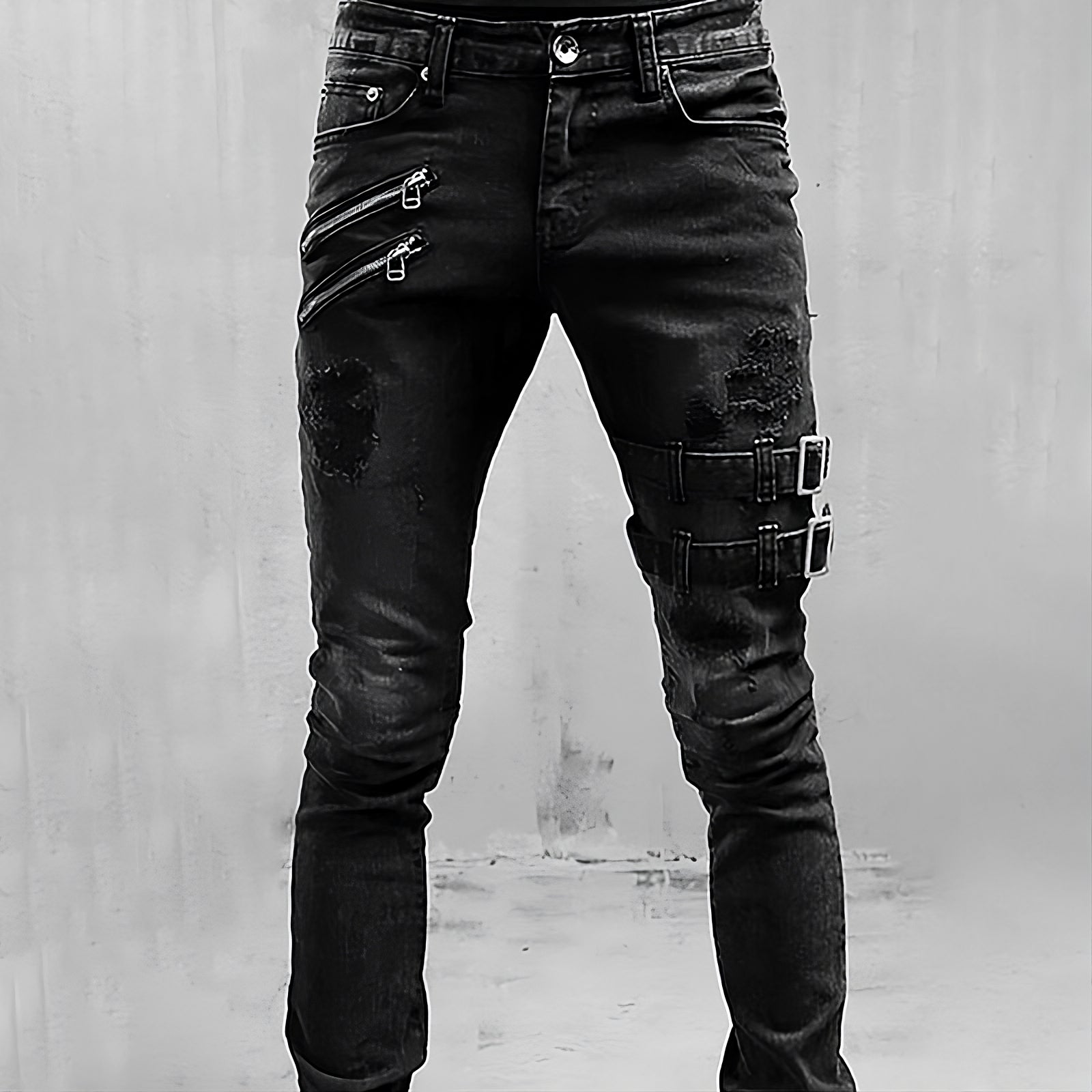 Schwarze Jeans mit Reißverschlüssen und Schnallen, modisch, urbaner Stil, Herrenmode.