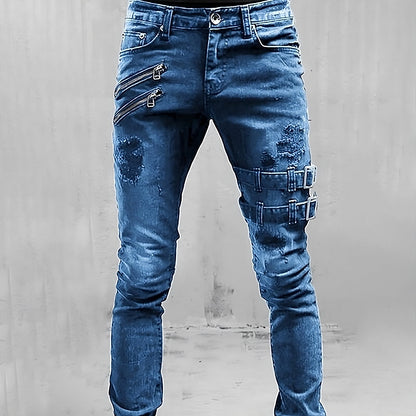 Blaue Jeans mit Reißverschlüssen und Schnallen, modisch, urbaner Stil, Herrenmode.