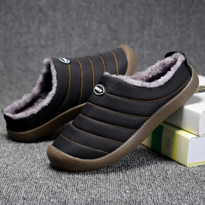 Schwarze Winter-Hausschuhe mit Plüschfutter, rutschfeste Sohle, warm und bequem.