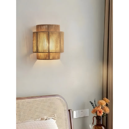 Moderne Wandleuchte aus Holz im Schlafzimmer, warmes Licht, dekorative Beleuchtung, skandinavisch.