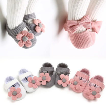 Babyschuhe mit Blumenmuster, rosa und grau, weiche Sohle, rutschfest, für Neugeborene.