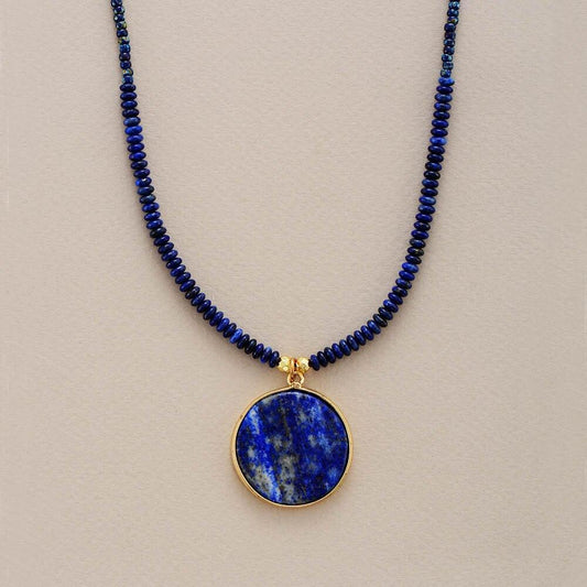 Blaue Lapis-Lazuli-Halskette, goldener Anhänger, Damen-Choker, eleganter Schmuck.