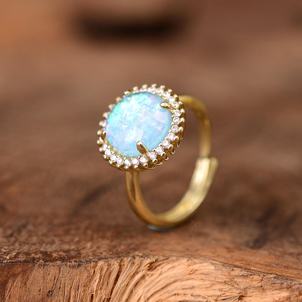 Goldener Ring mit blauem Opal und Zirkon-Pavé, verstellbar, elegantes Schmuckdesign.