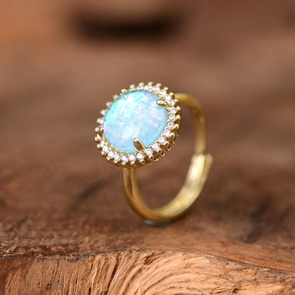 Goldener Ring mit blauem Opal und Zirkon-Pavé, verstellbar, elegantes Schmuckdesign.