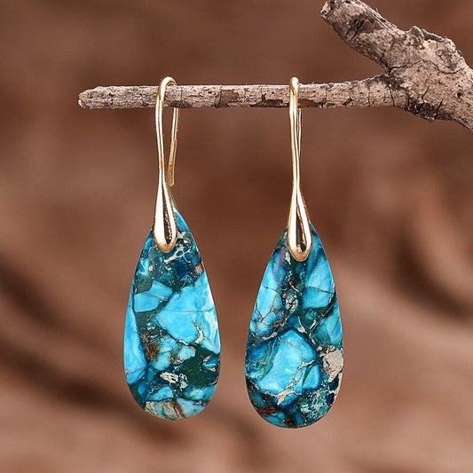 Türkisfarbene Tropfenohrringe aus Stein, goldene Haken, Damen Schmuck, elegant, klassisch.