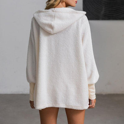 Frau in weißem Fleece-Kapuzenpullover, Rückansicht, lässige Mode, gemütlich, Damenbekleidung.